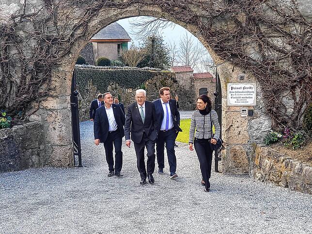 Ministerpräsident Winfried Kretschmann (2. von links) mit Landtagsabgeordnetem Niklas Nüssle (Grüne) aus dem Wahlkreis Waldshut (3. von ...