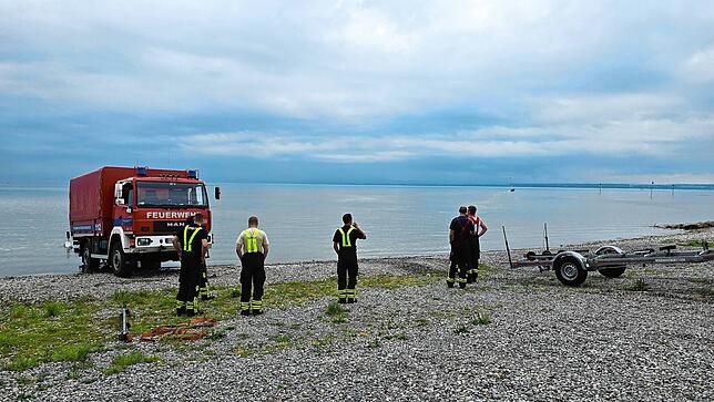 Einsatzkräfte am Bodenseeufer in Fischbach: Laut ersten Informationen wird ein Schwimmer vermisst.