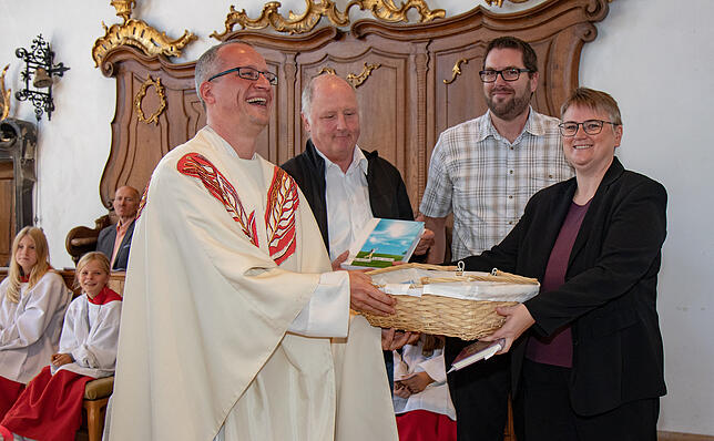Gelebte Ökumene: Stefan Schmid (links) wurde von Wilfried Reichle (Alt-Katholiken), Martin Schnegg (Mennoniten) und Anja Kunkel ...
