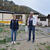 Caroline Fallert vom Architekturbüro Krämer und Architekt Thomas Krämer stehen auf dem Fundament für den Kindergarten-Anbau. Hier geht ...