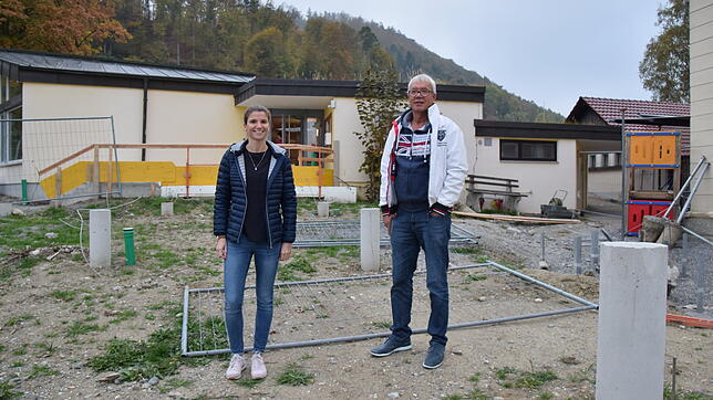 Caroline Fallert vom Architekturbüro Krämer und Architekt Thomas Krämer stehen auf dem Fundament für den Kindergarten-Anbau. Hier geht ...