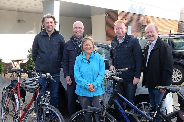 Helmut Köberlein (Leiter, Tiefbau), Bernhard Glatthaar (ADFC-Kreisvorsitzender), Irene Alpes (Ortsvorsitzende des ADFC), ...