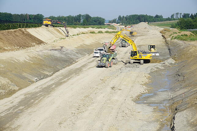 Die Brücke über die neue B 31 am Knoten Schnetzenhausen ist schon seit einigen Wochen in Betrieb. Darunter sind die Arbeiten voll im Gange.