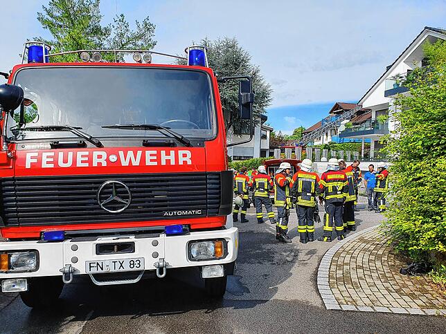 Insgesamt über 60 freiwillige Helfer von Feuerwehr und DRK waren vor Ort, um Menschen und Eigentum vor einem Raub der Flammen zu schützen.