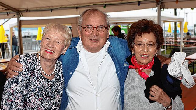 Bild 30: Endlich wieder Hafenfest! Trotz Wetterumschwung ist die Stimmung am ersten Tag hervorragend