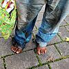 Ihm fehlt es sogar an Schuhen: Ein obdachloser Mann, der sich in Überlingen aufhielt. Mit Gesicht will er nicht gezeigt werden, doch ...
