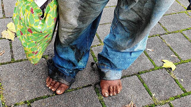 Ihm fehlt es sogar an Schuhen: Ein obdachloser Mann, der sich in Überlingen aufhielt. Mit Gesicht will er nicht gezeigt werden, doch ...