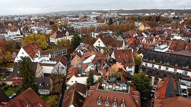 Blick über von der Münsterplattform über die Konstanzer Altstadt: Manche Dächer werden aus Denkmalschutzgründen nie mit Solarmoduen ...