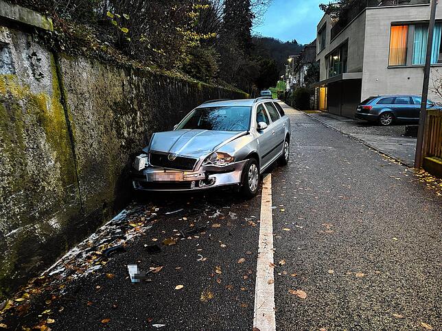Bei der Strolchenfahrt wurde ein geparktes Auto beschädigt