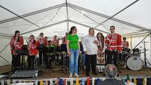 Im Festzelt der Messe an der Rheinschleife geben die jungen Musiker zum Abschluss der erlebnisreichen Woche ihr Bestes. Foto: Rotraud ...