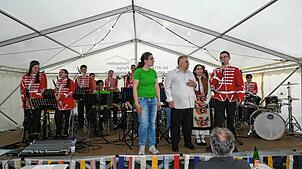 Im Festzelt der Messe an der Rheinschleife geben die jungen Musiker zum Abschluss der erlebnisreichen Woche ihr Bestes. Foto: Rotraud ...