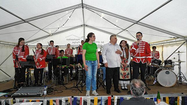 Im Festzelt der Messe an der Rheinschleife geben die jungen Musiker zum Abschluss der erlebnisreichen Woche ihr Bestes. Foto: Rotraud ...