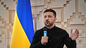 Ukraines Präsident Wolodymyr Selenskyj spricht mit Journalisten in der ukrainischen Botschaft in Ankara. Nun hat er per Erlass ein Team ...