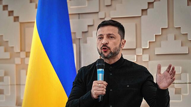 Ukraines Präsident Wolodymyr Selenskyj spricht mit Journalisten in der ukrainischen Botschaft in Ankara. Nun hat er per Erlass ein Team ...
