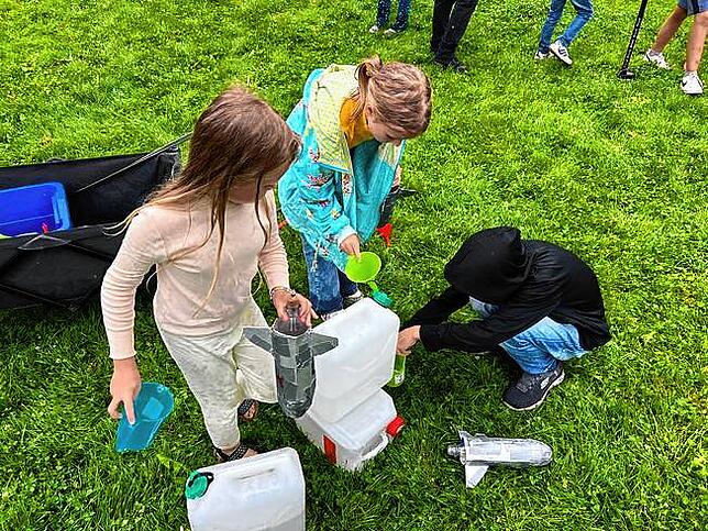 Vor dem Start haben die Kinder ihre Raketen mit Wasser befüllt.