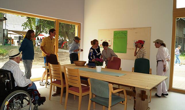 Die zukünftigen Bewohner nehmen das neue Wohnhaus am Lichthof gemeinsam in Augenschein.