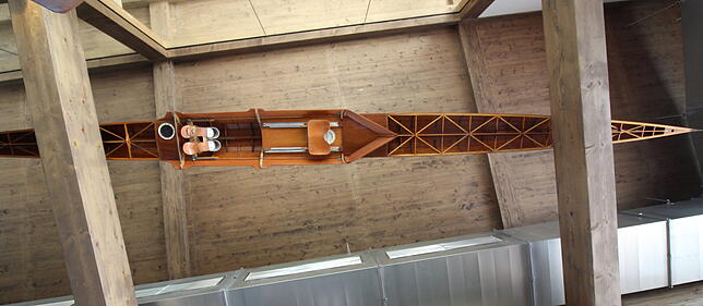 Auch von historischem Wert: Ein Einer-Ruderboot, Leihgabe des Ruderclubs Überlingen, das unter der Decke der Kellerwerft hängt.