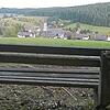 Diese Ruhebank bietet einen guten Blick auf Schönwald.