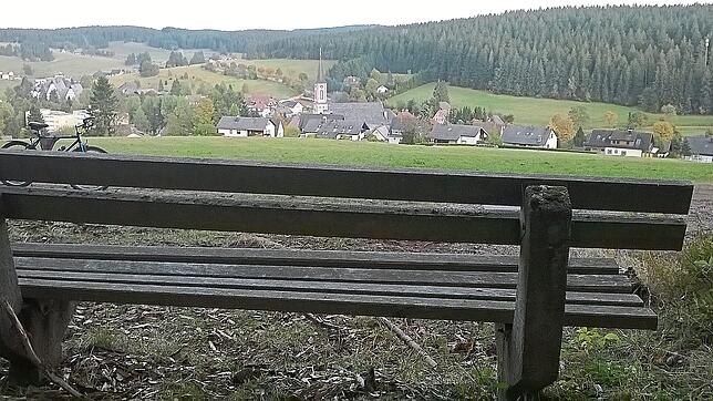 Diese Ruhebank bietet einen guten Blick auf Schönwald.