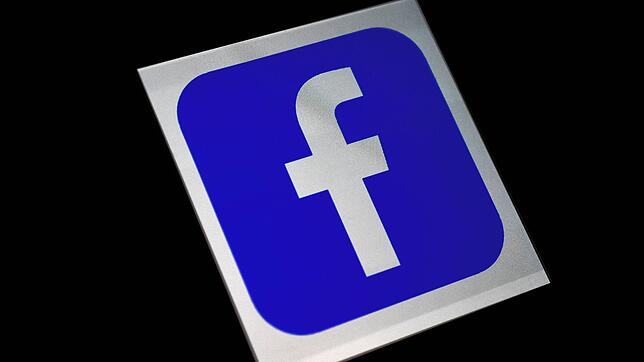 Die App des Sozialen Netzwerks Facebook auf einem Handy.(Symbolbild)