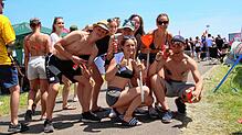 Alle Daumen hoch &ndash; wie diese Gruppe Gymnasiasten aus Hohentengen feiern die Menschen auf dem Southside die Rückkehr der Festivals ...