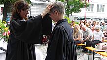Pfarrerin Kristina Wagner segnet die neue Prädikantin Regina Gratius. Bild: Grimm