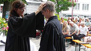 Pfarrerin Kristina Wagner segnet die neue Prädikantin Regina Gratius. Bild: Grimm