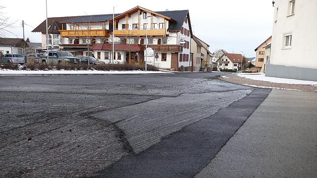 Wegen umfassender Baumaßnahmen war die L 171 in Ewattingen lange Zeit gesperrt. Kurz vor Weihnachten konnte die Sperrung wieder ...