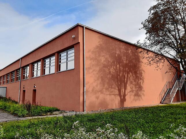Die Ten-Brink-Halle bietet nach deren Umfunktionierung in eine Notunterkunft Platz für 150 Menschen.