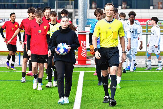 Einlauf mit den Mannschaften: Praktikantin Samira Imeri begleitete Schiedsrichter Andreas Holub und die Mannschaften auf dem Weg zum ...