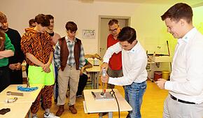 Marwin Sommer und Bastian Beha (von rechts) zeigen Lehrer Karl Happle und Abiturienten des Gymnasiums St. Ursula wie ...