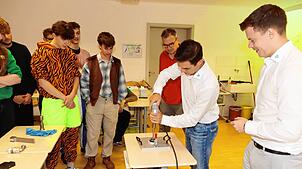 Marwin Sommer und Bastian Beha (von rechts) zeigen Lehrer Karl Happle und Abiturienten des Gymnasiums St. Ursula wie ...