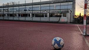 Auf diesem Bolzplatz soll der Mann die Kinder angesprochen haben.