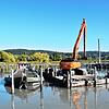 Mit einem Bagger wird Sediment aus dem Hafen in Bodman gehoben.
