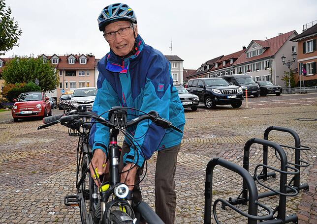 Hubert Sailer freut sich über die neue Abstellgelegenheit auf dem Marktplatz.