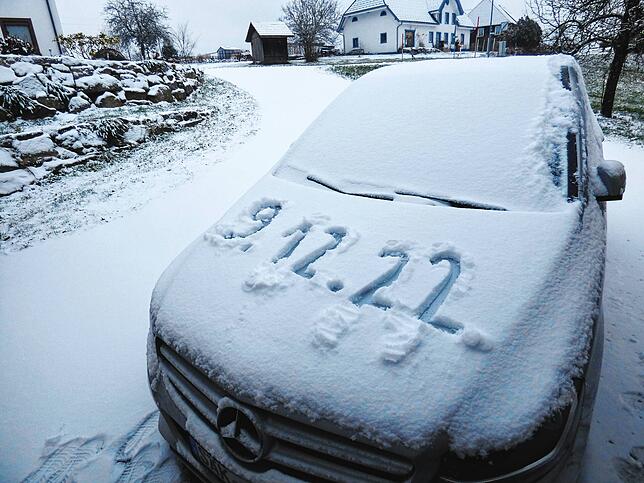 Auch im Rickenbacher Ortsteil Bergalingen fiel der erste Schnee. Kurioserweise lag auf den Straßen mehr Weiß als auf den Wiesen.