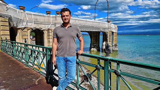 Nuri Köse ist 30 Jahre alt und in Friedrichshafen geboren. &bdquo;Wow, das ist einfach so schön hier&ldquo;, sagt er als er am Steg der ...