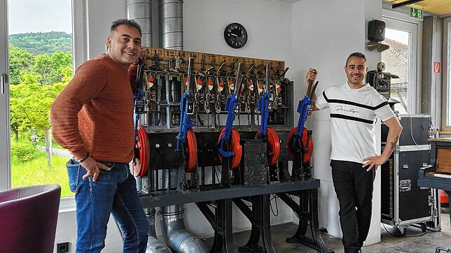 Giuseppe Gieri (rechts) gemeinsam mit seinem Partner Ahmed Elsherbini im Stellwerk.