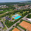 Das Freibad ist in den Wutachniederungen auf der Gemarkungsgrenze zwischen Ober- und Unterlauchringen gelegen.
