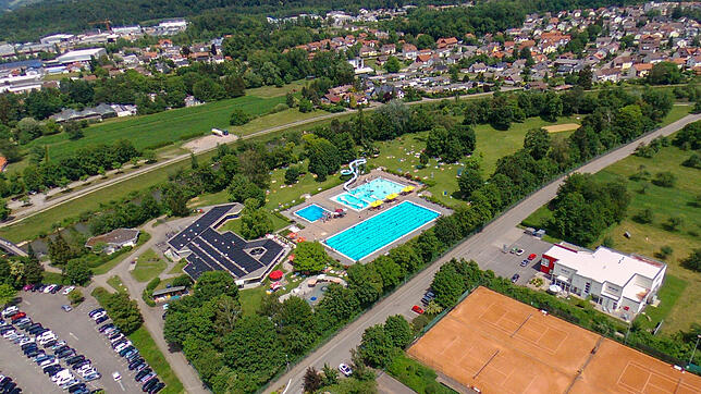 Das Freibad ist in den Wutachniederungen auf der Gemarkungsgrenze zwischen Ober- und Unterlauchringen gelegen.