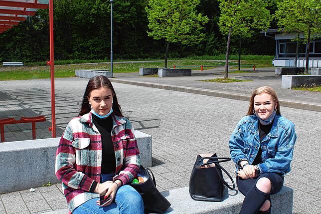 Canan Tezer (links) und Amy Schwidder erzählten, dass sie die Pausen in den Klassenräumen innerhalb der Kleingruppe verbringen.
