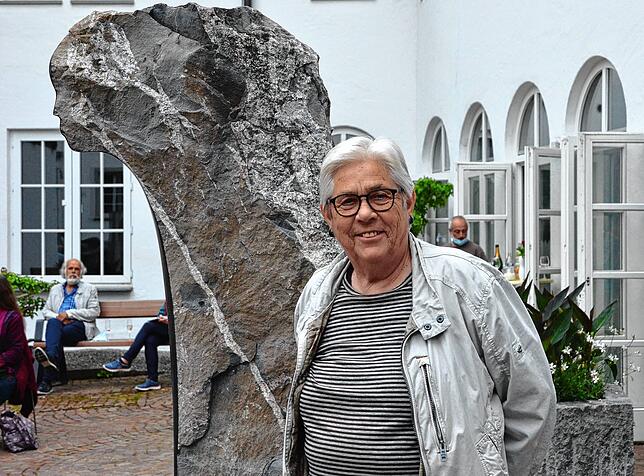 Annette Booss mit einer Steinskulptur