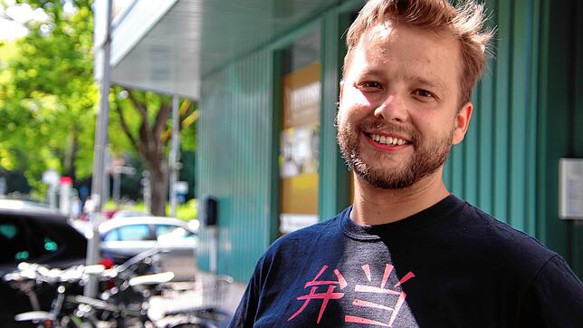 Matthias Helmke vor dem Haus, in dem sich die &bdquo;Traumwohnung&ldquo; befinden soll.