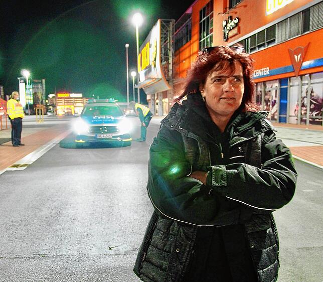 Nicky Zufahl hatte die Polizei gebeten, den Obi-Parkplatz zu räumen. Die stellvertretende Betriebsleiterin der Diskothek Erdbeermund ...