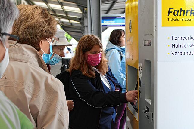 Manuela Koch, Zugbegleiterin bei DB Regio, zeigt den Teilnehmern am Automaten wie sie Schritt für Schritt zur gewünschten Fahrkarte ...
