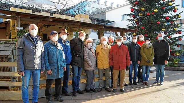 Seit 25 Jahren gibt es in Friedrichshafen eine &bdquo;lebendige Krippe&ldquo;. Zum Jubiläum hatte sich das Krippenbau-Team am Freitag ...