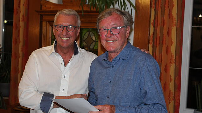 Frank Hünefeld (li), Vorsitzender des TC Stockach, ehrt die Stockacher Tennis-Legende Hubert Steinmann für 60-jährige aktive Mitgliedschaft.