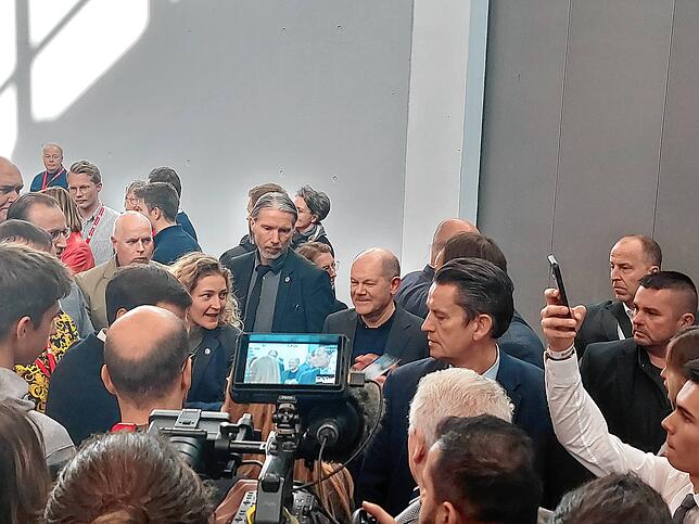 Ein Selfie mit dem Kanzler: Für die SPD-Mitglieder nimmt sich Scholz die Zeit.