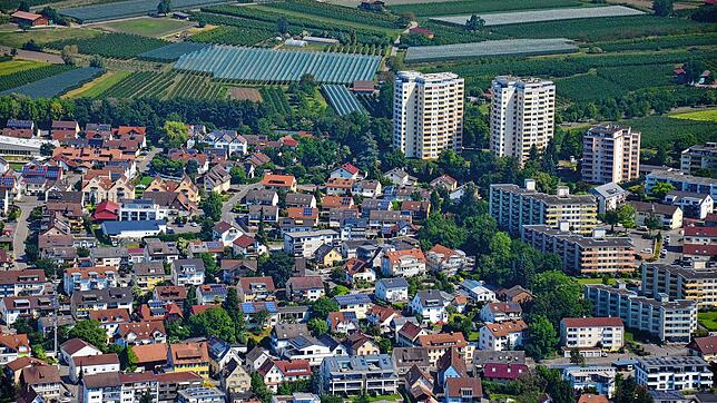 Blick auf Immenstaad von oben: 2024 wird in der Gemeinde die Zweitwohnungssteuer angepasst.