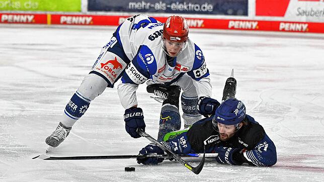 Die Schwenninger Wild Wings haben den Playoff-Autakt in Straubing verloren. Das Bild zeigt Schwenningens Boaz Bassen (oben) und Tyler Sheehy